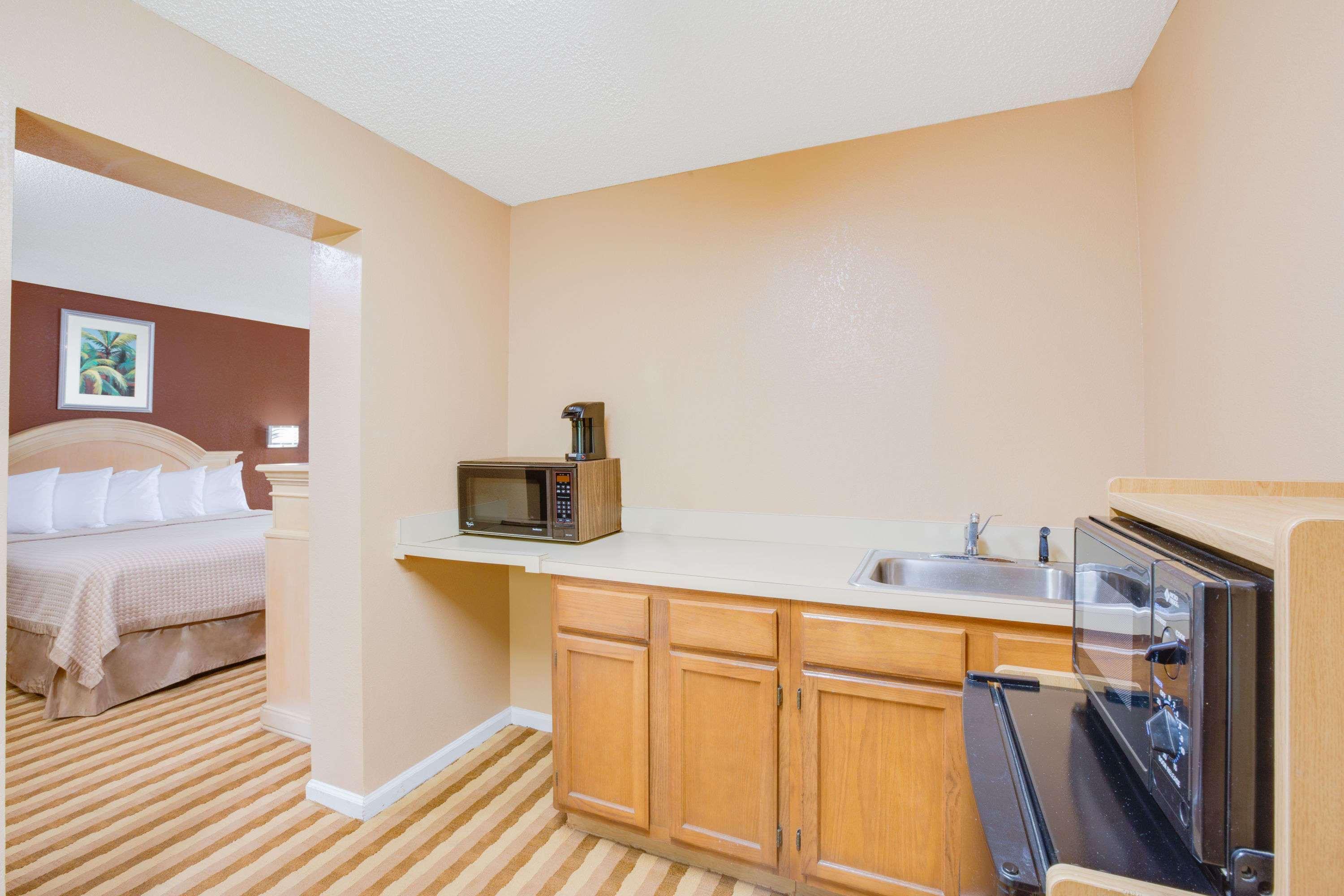 Columbus Inn And Suites 외부 사진