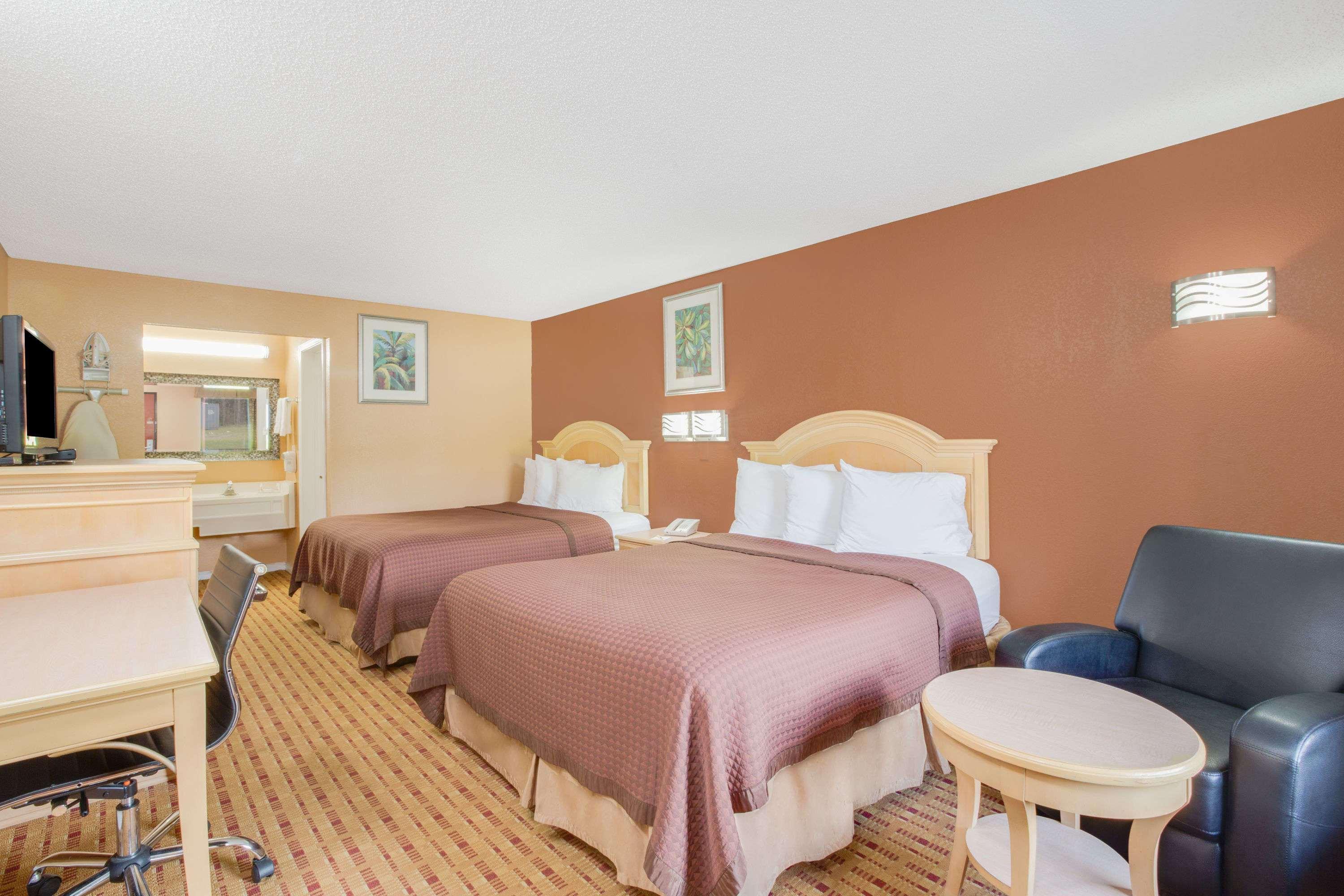 Columbus Inn And Suites 외부 사진